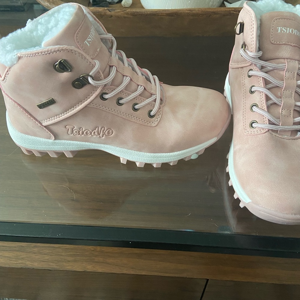 BRAND NEW SNOW BOOTS